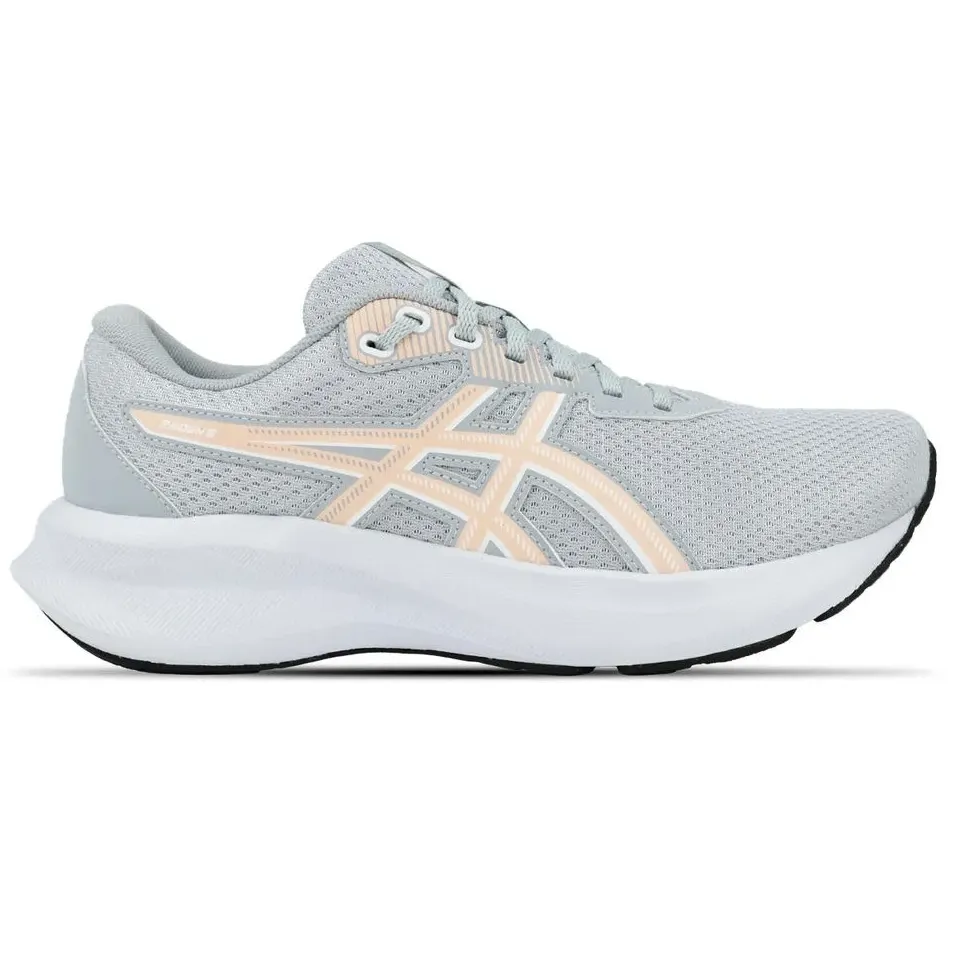 Tênis de corrida feminino Asics Raiden 5 na cor cinza com solado branco e detalhes bege